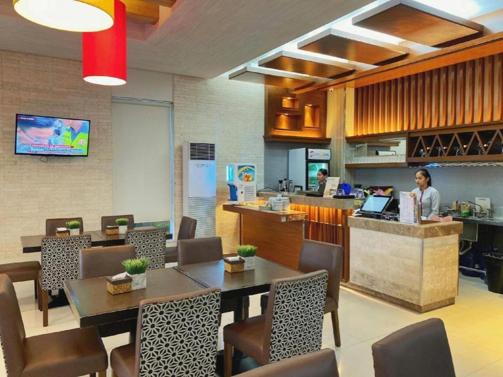 District 21 Hotel Iloilo City Exterior photo