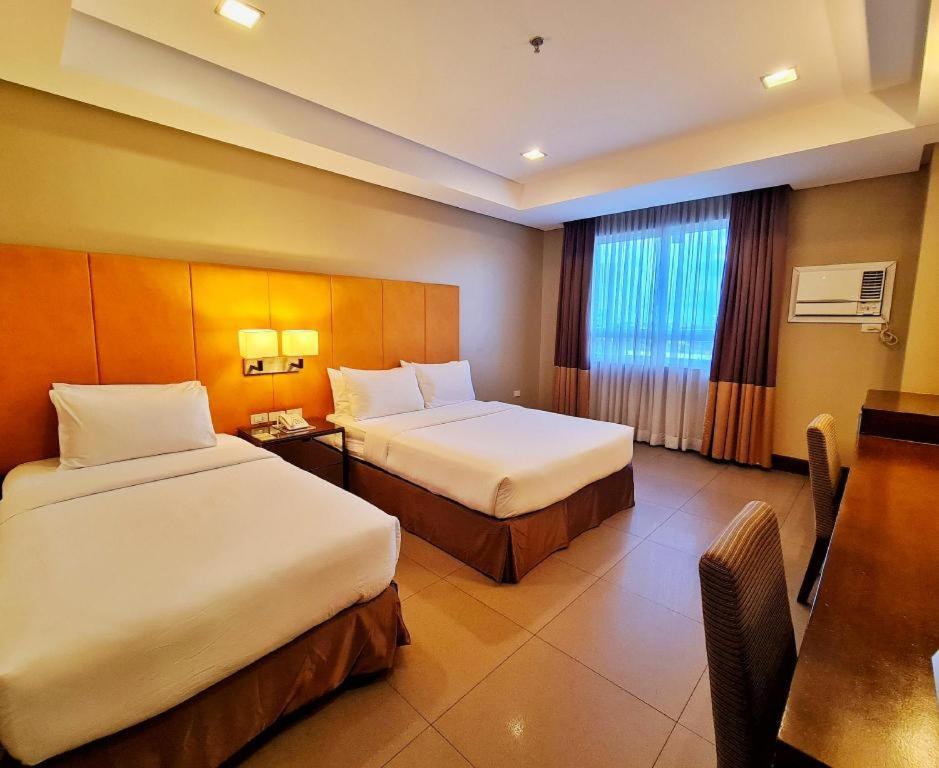District 21 Hotel Iloilo City Exterior photo