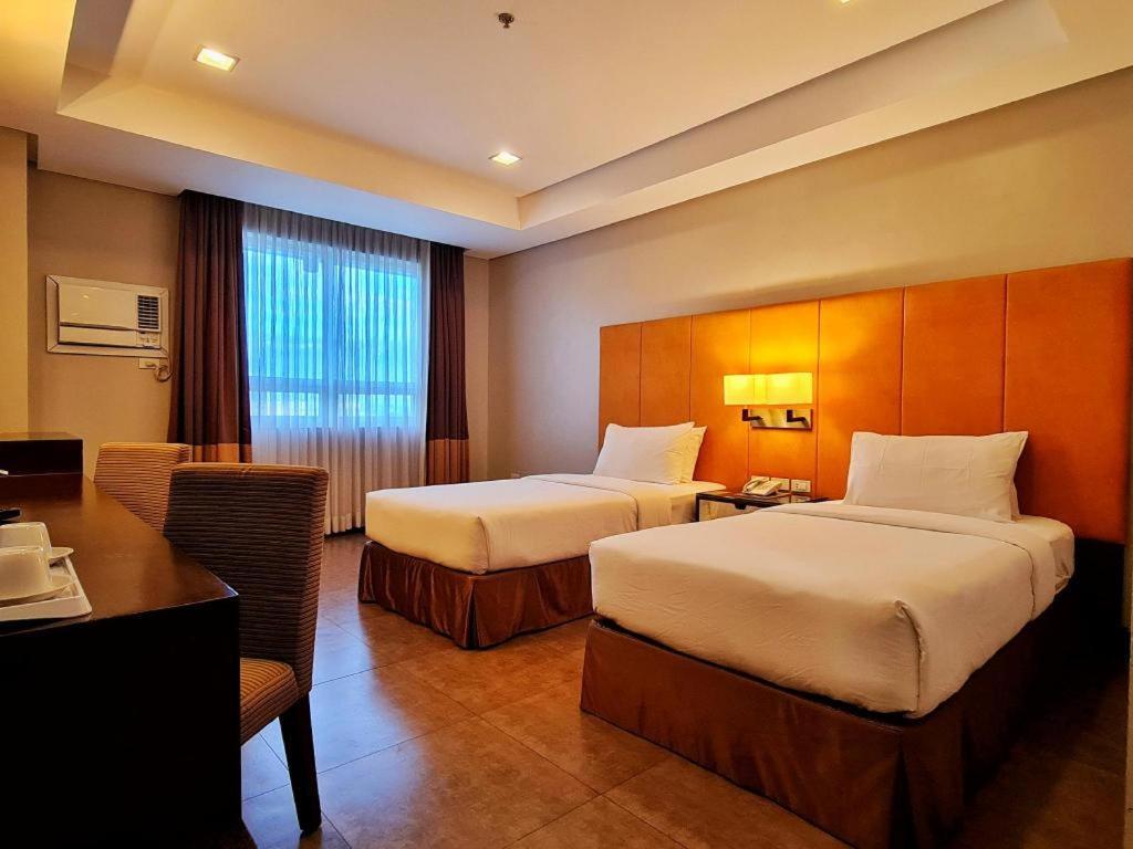District 21 Hotel Iloilo City Exterior photo