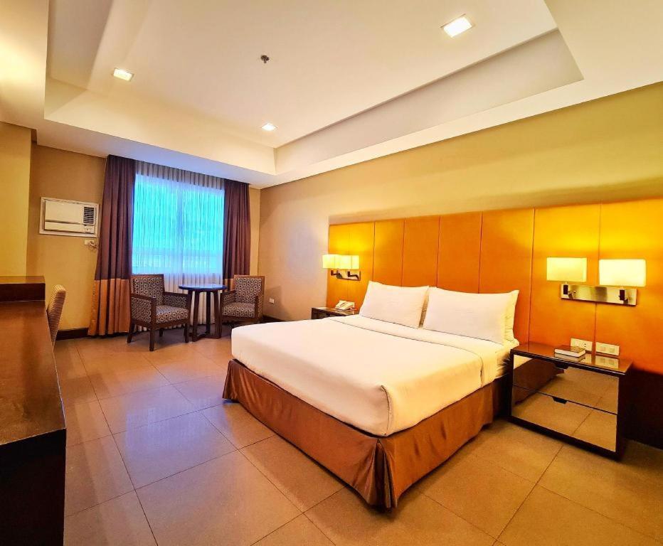 District 21 Hotel Iloilo City Exterior photo